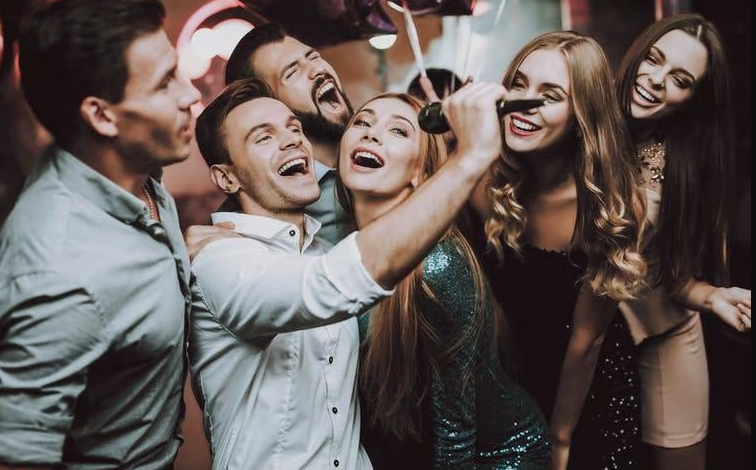 5 Zodiacs Who Love Being The Center Of Attention At Parties